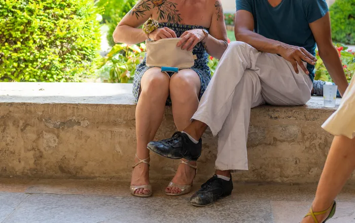Deux personnes discutent